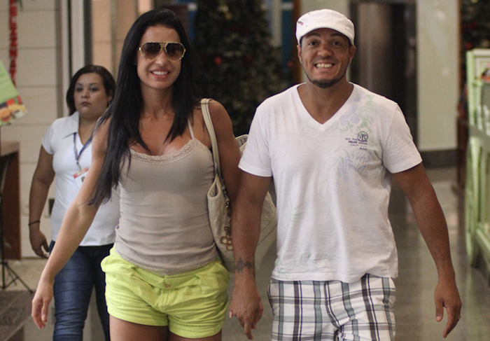 Belo e Gracyanne Barbosa aproveitam tarde de shopping juntos