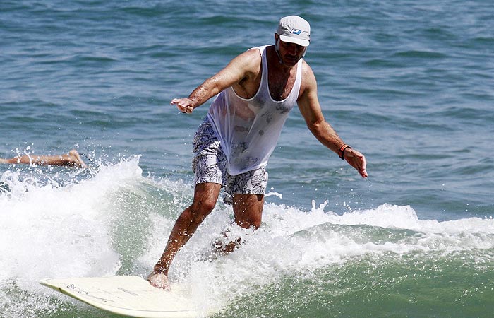Humberto Martins surfa no Rio de Janeiro
