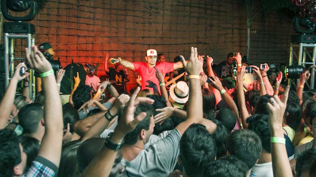 Naldo faz show no Rio e posa para foto ao lado de amigos famosos