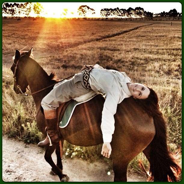 Guilhermina Guinle “se joga” em cavalo durante descanso