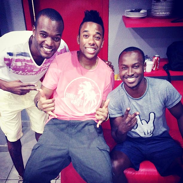 Robinho faz dupla com Thiaguinho, durante show em Santos