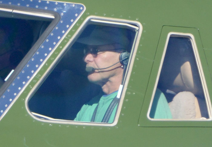  Harrison Ford pilota seu próprio avião em Los Angeles