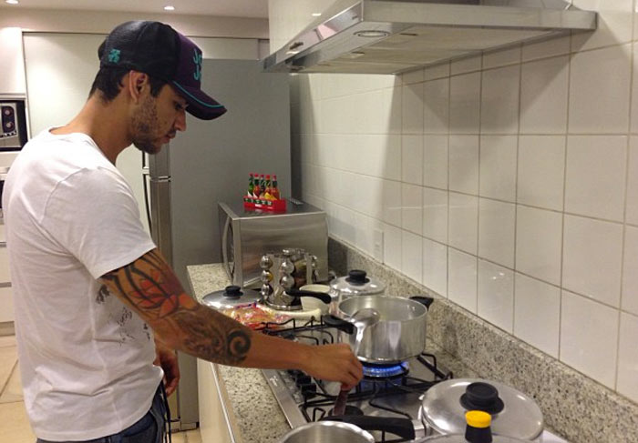 Gusttavo Lima ataca de cozinheiro O Fuxico