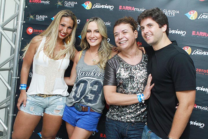 Claudia Leitte faz show no Rio e recebe o carinho de amigos famosos