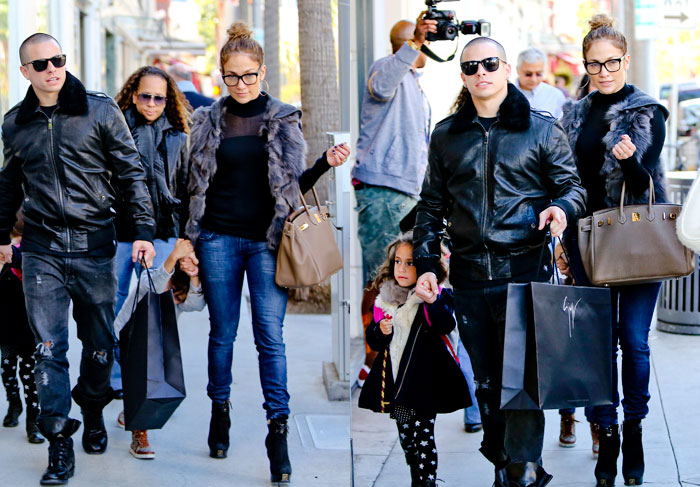 Jennifer Lopez faz compras com o namorado e os filhos