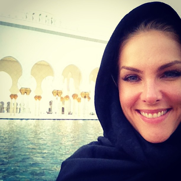 Ana Hickmann visita mesquita em Abu Dhabi