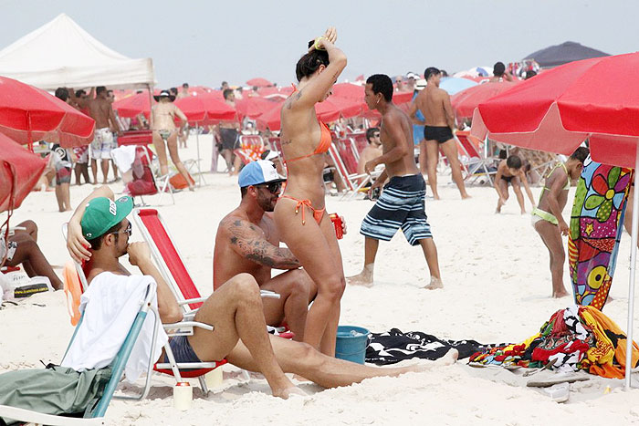 Lizi Benites curte dia de sol em praia do Rio. Veja as fotos!