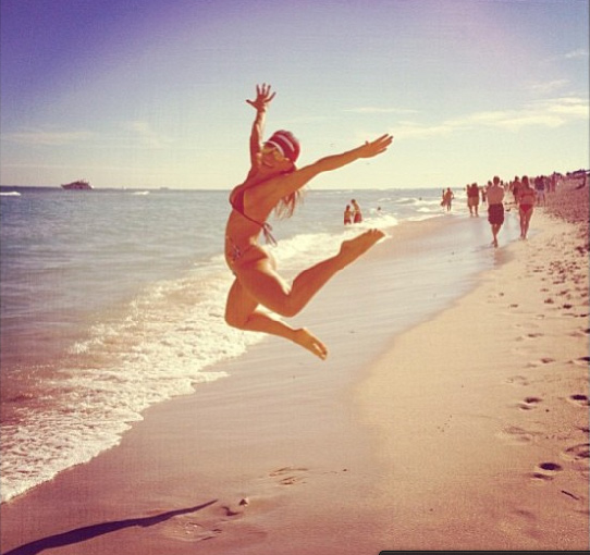Sabrina Sato se diverte em praia em Miami