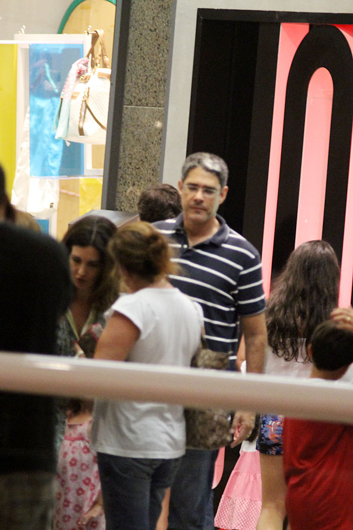 Fátima Bernardes janta em família no shopping. Derick Abreu/Foto Rio News