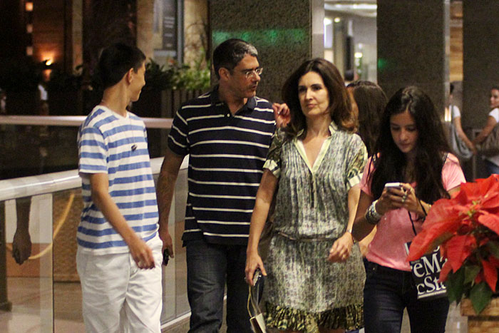 Fátima Bernardes janta em família no shopping. Derick Abreu/Foto Rio News