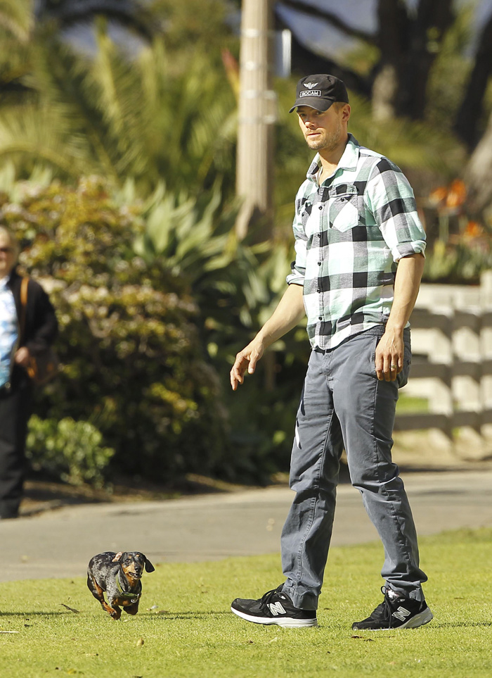 Josh Duhamel deixa Fergie no médico e vai a parque brincar com seu pet