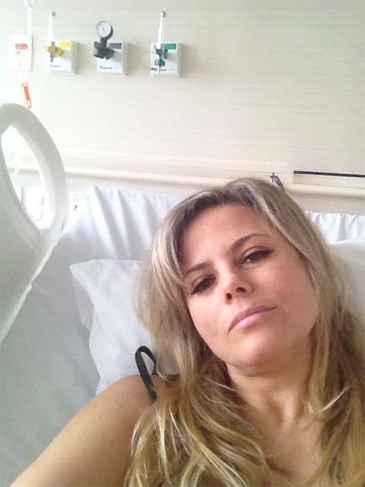 Maria Cândida é internada no hospital com suspeita de leucemia