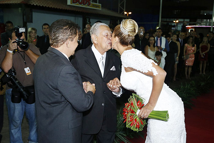 Ângela Bismarchi, Wagner Moraes e o pai do noivo. Agnews