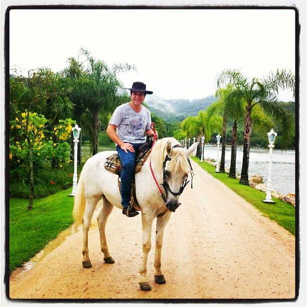 Daniel monta à cavalo em hotel fazenda em Santa Catarina