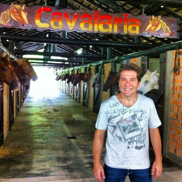 Daniel monta à cavalo em hotel fazenda em Santa Catarina