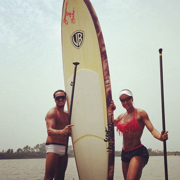 Gracyanne Barbosa e Belo fazem stand up paddle com prancha personalizada
