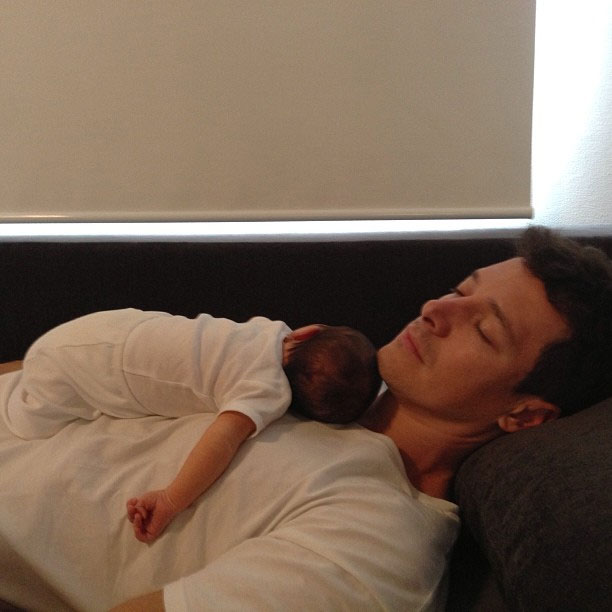 Rodrigo Faro dorme com a pequena Helena 