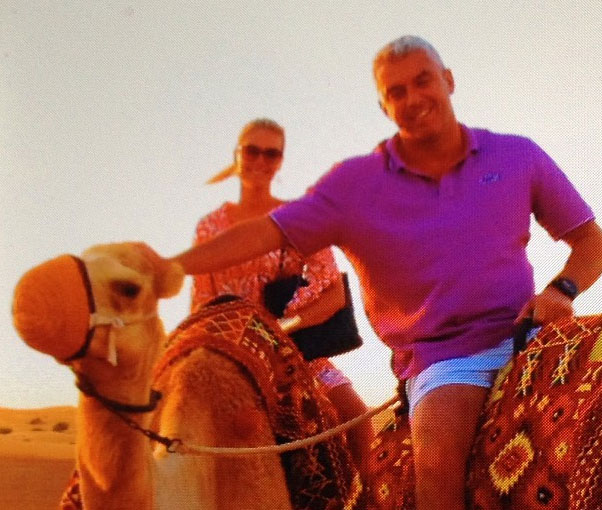 Ana Hickmann se diverte com o marido em cima de camelos