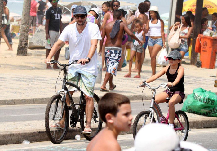 Marcelo Serrado passeia de bicicleta com sua filha, no Rio
