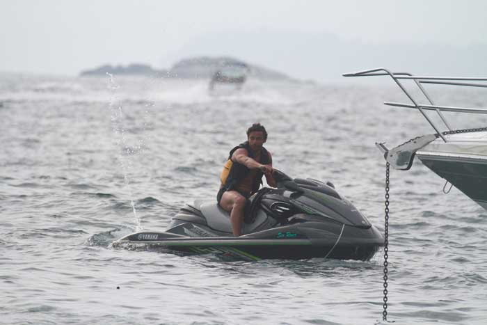 Jogador Fred curte o dia passeando de lancha e Jet-Ski O Fuxico