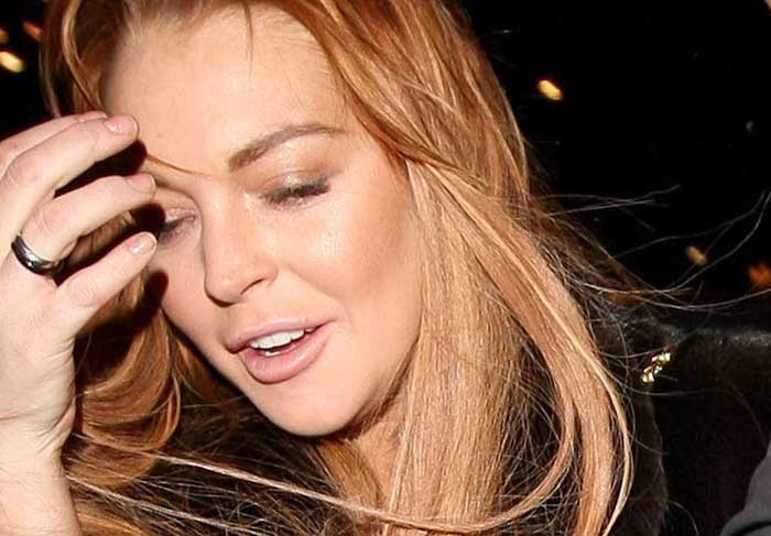 Xi, desandou de novo...Lindsay Lohan chega cambaleando em seu hotel, em Londres O Fuxico