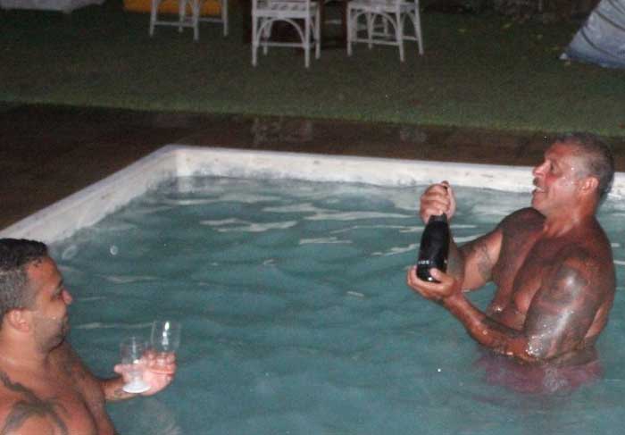 Alexandre Frota se despede de 2012 com brinde na piscina de sua casa O Fuxico