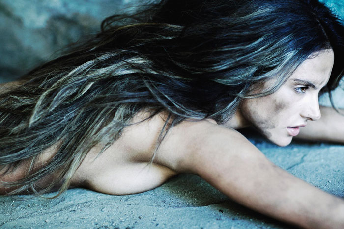 Alessandra Ambrósio posa sem roupa e suja para famoso fotógrafo