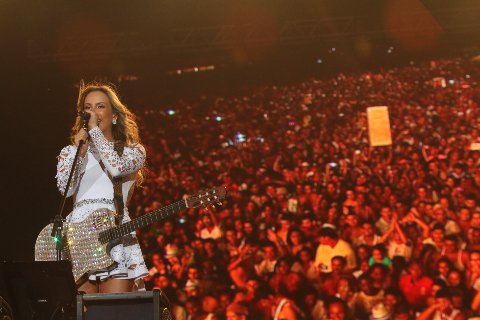 Claudia Leitte canta para 2 milhões de pessoas em Copacabana - Veja As Fotos