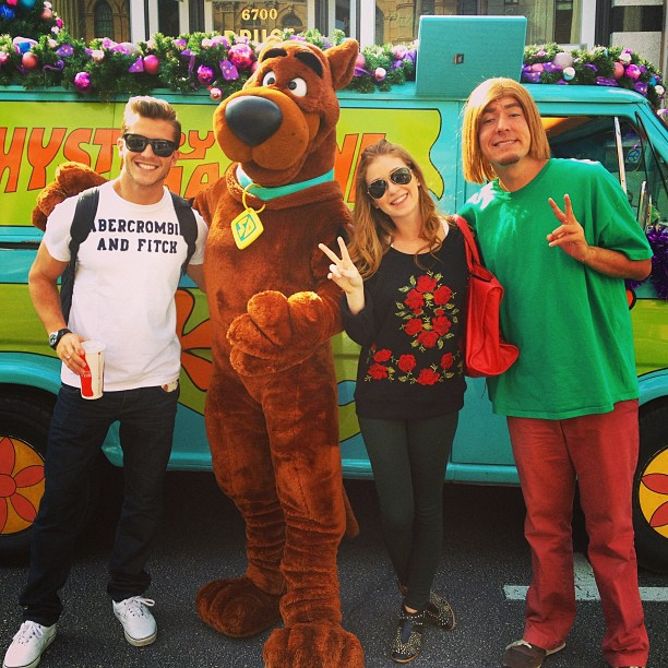 Marina Ruy Barbosa e Klebber Toledo fazem pose com Scooby-Doo