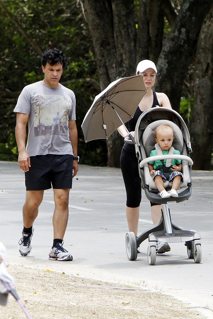 Eliana faz caminhada ao lado do marido, filho e sua mãe, no Rio