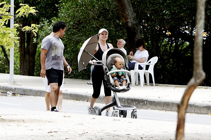 Eliana sai para caminhada com o marido e o filho