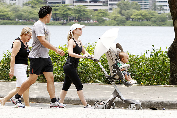 Eliana faz caminhada ao lado do marido, filho e sua mãe, no Rio