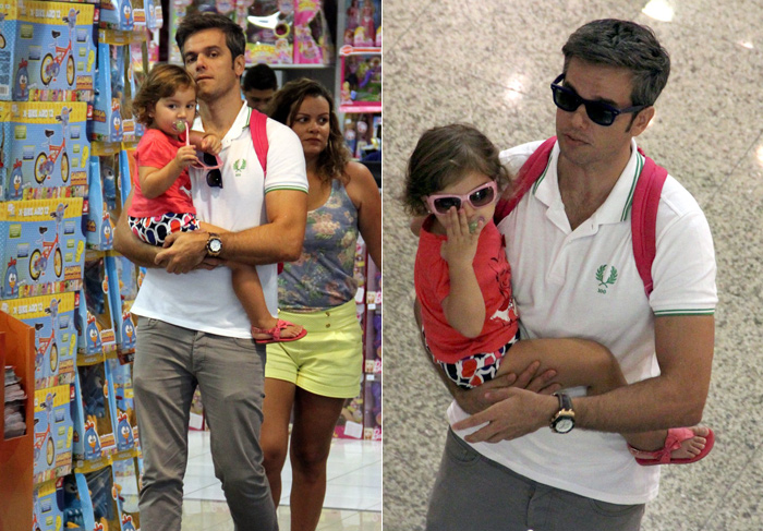 Otaviano Costa leva sua filha à loja de brinquedos