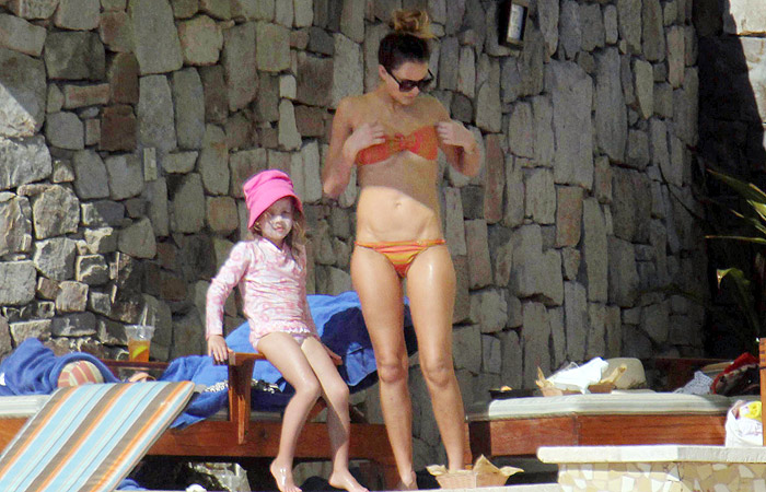 Jessica Alba exibe o corpão, durante férias no México