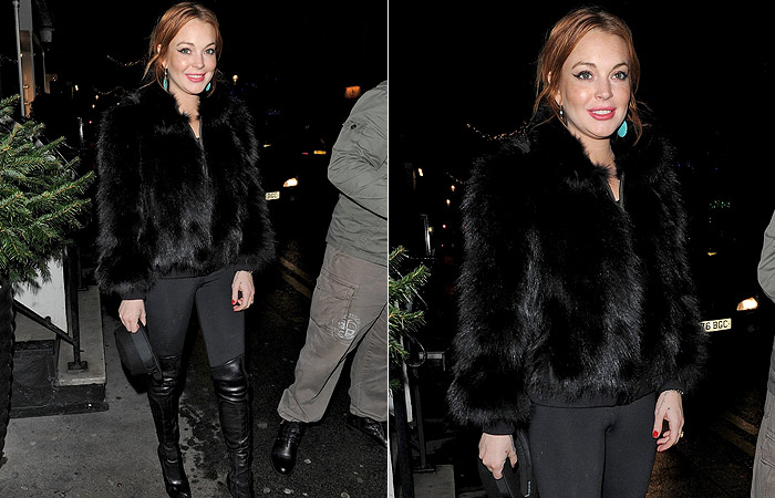 Lindsay Lohan usa look dark para ir jantar com amigos, em Londres