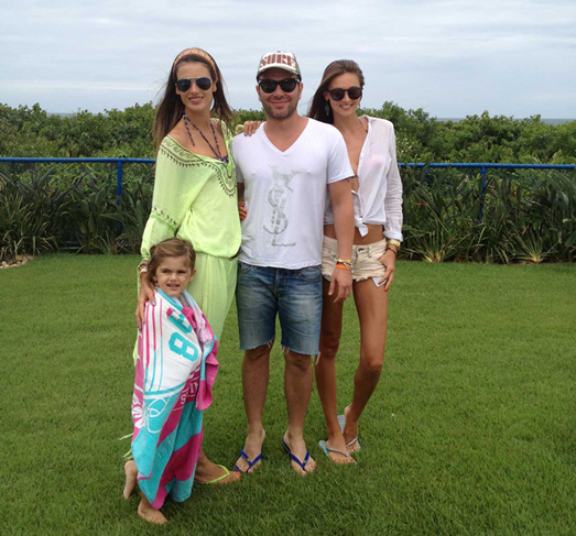Alessandra Ambrósio curte Florianópolis com a família e amigos