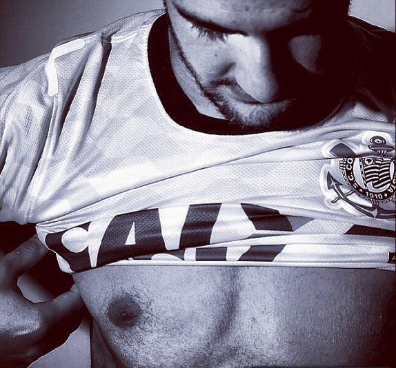 Alexandre Pato exibe o tórax em foto com a camisa do Corinthians