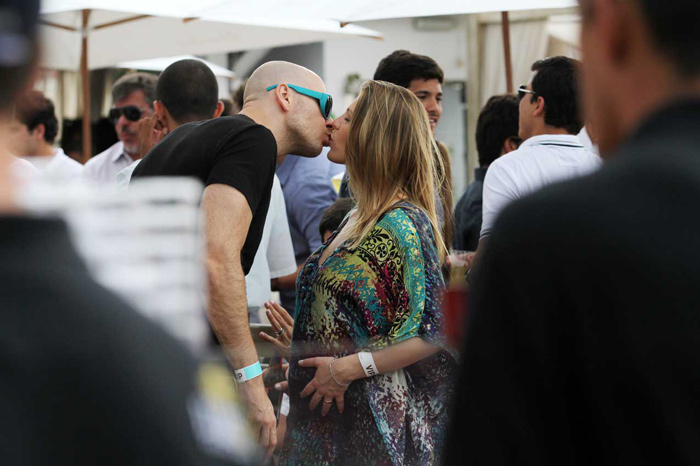 Sheila Mello e Fernando Scherer se beijam e curtem praia catarinense