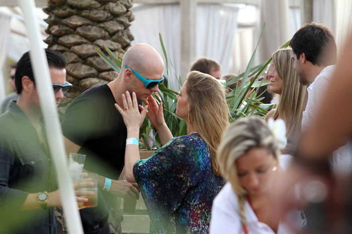 Sheila Mello e Fernando Scherer se beijam e curtem praia catarinense