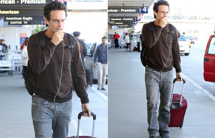 De óculos, Rodrigo Santoro chega ao aeroporto de Los Angeles
