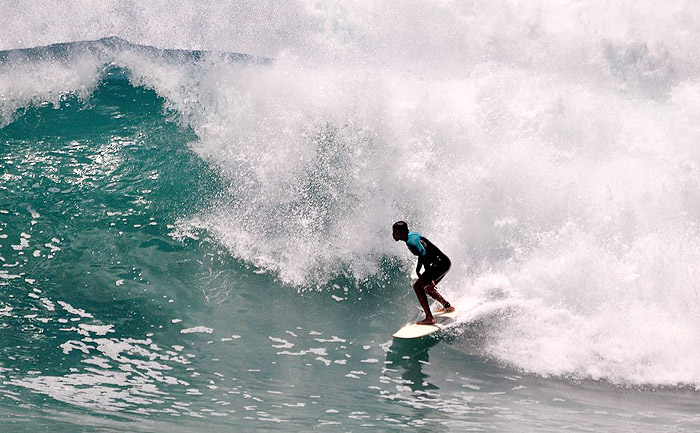 Cauã Reymond surfa na Barra da Tijuca, no Rio de Janeiro