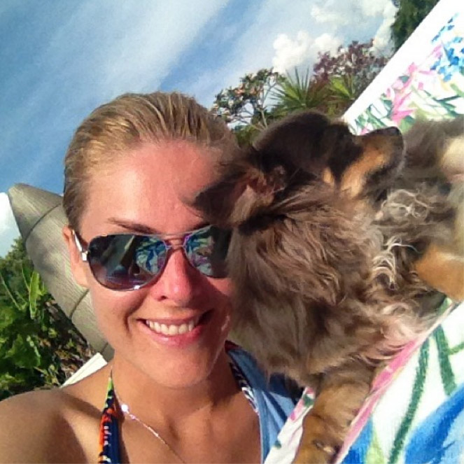 Ana Hickmann toma sol com seu cachorrinho