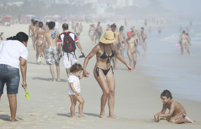 Flávia Alessandra e Otaviano Costa curtem dia de sol no Rio