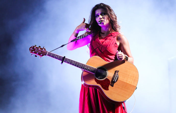 Paula Fernandes levanta a multidão em show no Guarujá