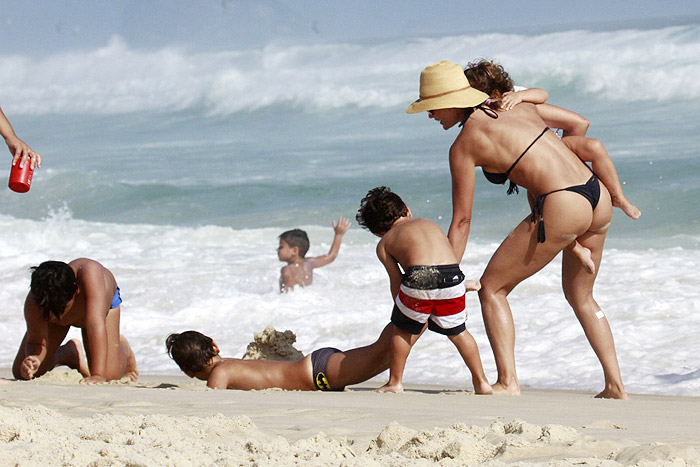 Flávia Alessandra e Otaviano Costa em clima de romance na praia