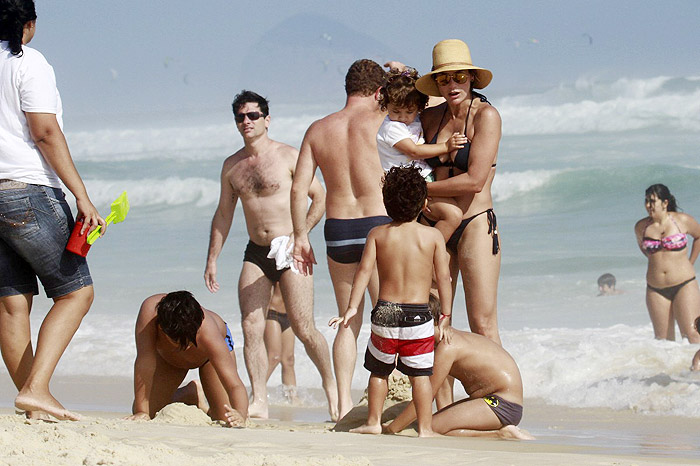 Flávia Alessandra e Otaviano Costa em clima de romance na praia