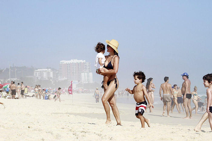 Flávia Alessandra e Otaviano Costa em clima de romance na praia