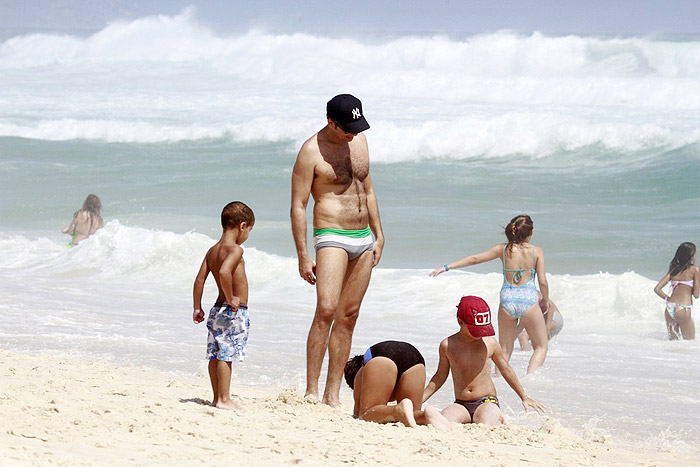 Flávia Alessandra e Otaviano Costa em clima de romance na praia