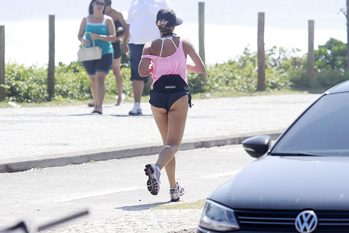 Flávia Alessandra e Otaviano Costa em clima de romance na praia