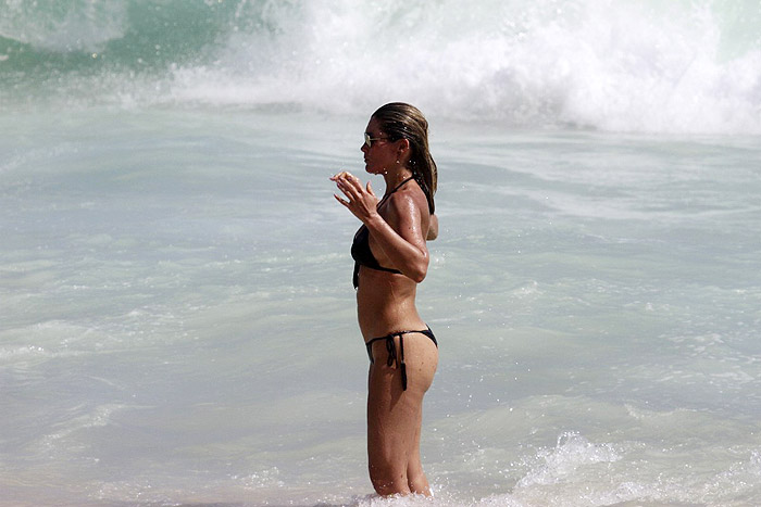 Flávia Alessandra e Otaviano Costa em clima de romance na praia